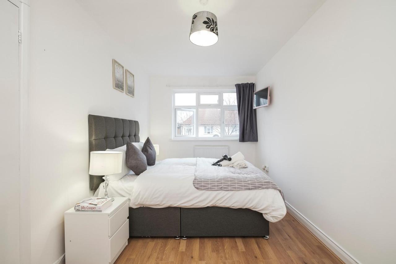 Spacious 3 Bed 1 Bath Hse W Guest Toilet W Parking Near Excel - E16 London Exterior photo