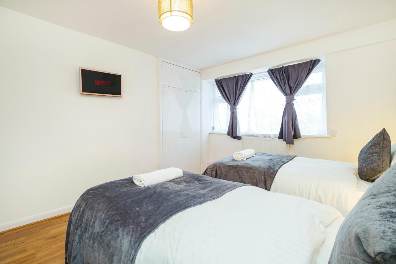 Spacious 3 Bed 1 Bath Hse W Guest Toilet W Parking Near Excel - E16 London Exterior photo