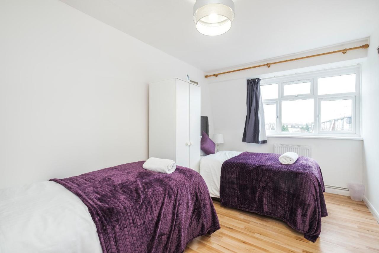 Spacious 3 Bed 1 Bath Hse W Guest Toilet W Parking Near Excel - E16 London Exterior photo