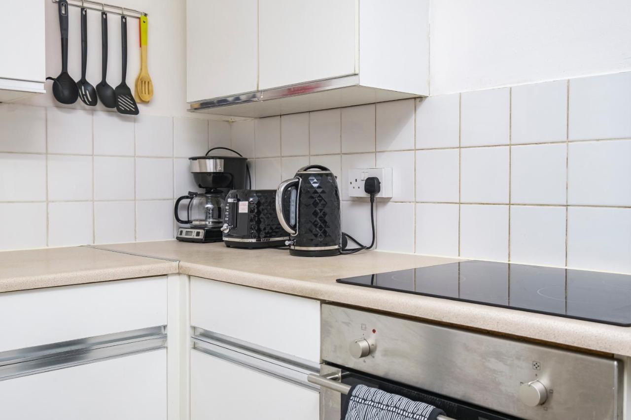 Spacious 3 Bed 1 Bath Hse W Guest Toilet W Parking Near Excel - E16 London Exterior photo
