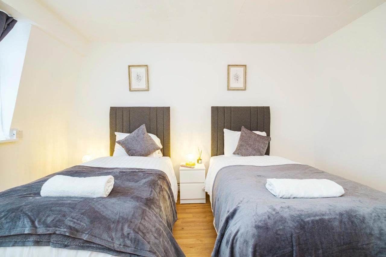 Spacious 3 Bed 1 Bath Hse W Guest Toilet W Parking Near Excel - E16 London Exterior photo